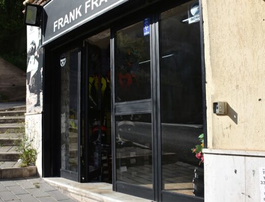 Vetrine del negozio Frank Fragrance, rivenditore di accessori moto e abbigliamento tecnico per motociclisti e amanti del viaggio su due ruote