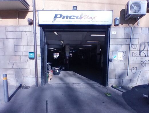 Ingresso di Pneumax, officina specializzata in pneumatici per auto, fuoristrada, trasporto leggero e moto. Servizi di riparazione e vendita accessori moto.