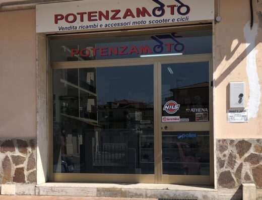 Foto del negozio PotenzaMoto di Potenza Giuseppe, rivenditore di ricambi e accessori per moto, scooter e cicli. Insegna con logo e marchi di fornitori come Brembo, NILS, Athena e Polini.