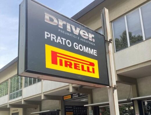 Insegna Driver Center Pirelli di Prato Gomme SNC, specialista in pneumatici e assistenza per auto e moto a Prato, Italia.