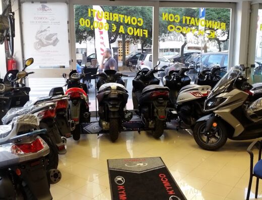 Esposizione di scooter e moto Kymco presso Pro-Bike Ricambi a Genova. Vetrina con offerte e modelli nuovi in vendita.