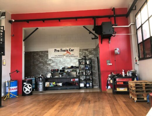 Interno di Pro Fenix Car Detailing, officina specializzata nella cura e rinascita dell'auto con attrezzature professionali.