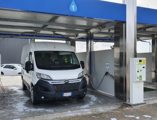 Un furgone bianco Citroen in un sistema di autolavaggio Prowashsystem con attrezzature moderne per la pulizia di veicoli.