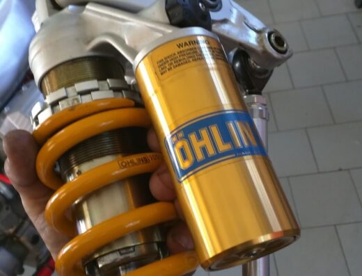 Ammortizzatore Öhlins per moto, accessorio tuning per migliorare la performance e la guida sportiva su strada e pista.