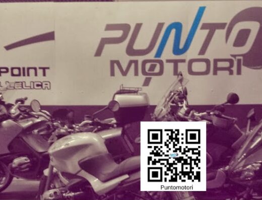 Showroom di Puntomotori di Alex Orto con diverse moto in esposizione e il logo del negozio per la vendita e assistenza di motocicli.