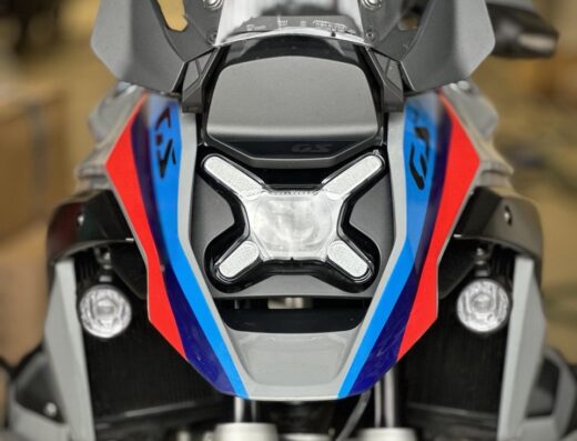 Dettaglio frontale di una moto BMW GS con livrea tricolore distintiva, un'icona per viaggi avventura e turismo su due ruote, disponibile su QGarage Srl.