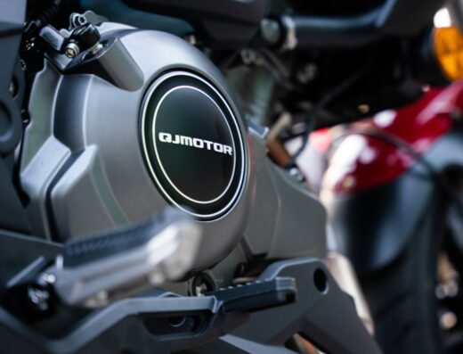Dettaglio del motore QJ Motor, parte di una motocicletta, con il logo ben visibile. Ideale per appassionati di moto e accessori.