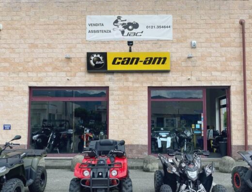 Esposizione di quad e ATV Can-Am presso un rivenditore autorizzato, con cartello di vendita e assistenza. Veicoli per avventure off-road e tempo libero.