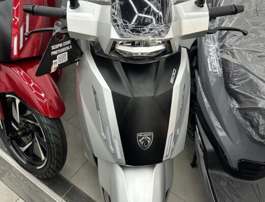 Noleggio scooter Peugeot Tweet 200 da Quattromani Rent Napoli, scooter argento nuovo con parabrezza imballato, ideale per esplorare la città.