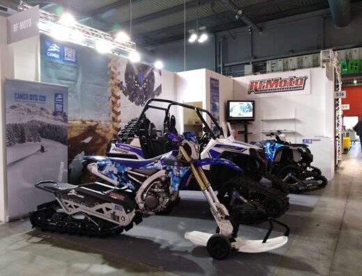 R.f. Moto S.r.l. Esposizione di moto Yamaha con kit di conversione per neve, ATV Polaris RZR e ATV con cingoli Camso DTS 129 per guida invernale. Accessori moto e veicoli fuoristrada.