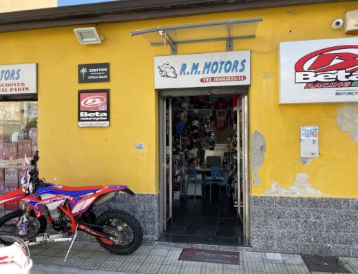 R.M. Motors Snc, concessionario ufficiale moto e scooter, specializzato in ricambi e accessori. In esposizione moto Beta e cartelli Zontes e Beta Motorcycles.