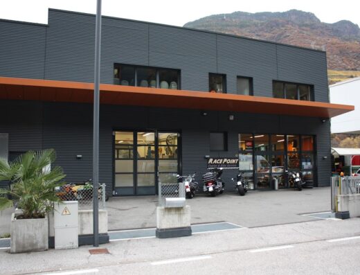 Race Point di Rudiferia Kurt: concessionaria moto e accessori a Bolzano, con esposizione di motociclette e officina per assistenza e riparazioni.