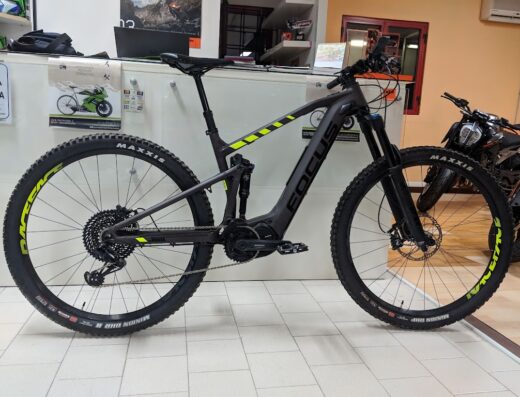 Mountain bike Focus esposta in negozio di articoli per motociclisti, accessori e servizi. Gomme Maxxis Minion DHF. Primo piano su bici da corsa.