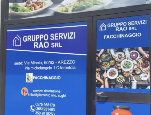 Insegna di Gruppo Servizi RAO SRL ad Arezzo, con indicazioni su ristorazione, imbottigliamento olio e numeri di telefono.