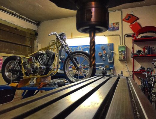 Moto Harley Davidson vintage in riparazione a Como, officina specializzata con banco da lavoro e fresa, accessori custom e ricambi originali.