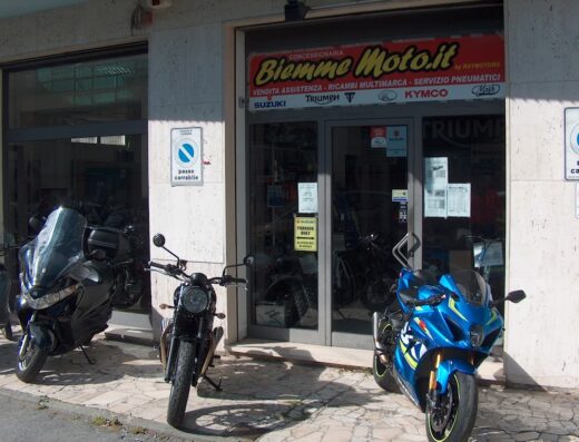 Raymotors Lavagna: Concessionaria Biemme Moto.it con moto Suzuki blu, Triumph nera e scooter parcheggiati di fronte all'ingresso. Vendita, assistenza e ricambi multimarca.