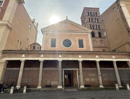 Relais San Lorenzo in Lucina: Esterno della Basilica di San Lorenzo in Lucina a Roma, con portico colonnato e campanile in laterizio.