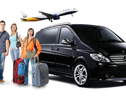 Servizio di noleggio auto e taxi H24: Famiglia con valigie pronta per il viaggio accanto a un minivan nero, con aereo in partenza sullo sfondo.