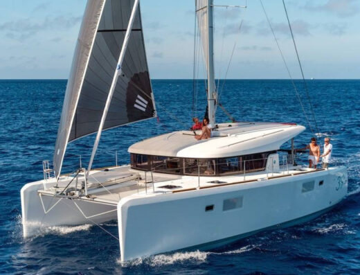 Noleggio barca a vela: Catamarano Lagoon 39 in navigazione con persone a bordo, ideale per escursioni in mare