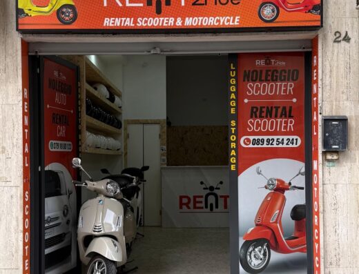 Foto di Rent2Ride a Salerno, con vetrina che mostra scooter a noleggio, auto a noleggio, deposito bagagli. Servizio di noleggio scooter e moto per esplorare la Costiera Amalfitana.
