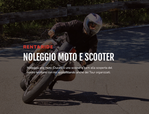 Affitto moto e scooter: motociclista su strada di montagna con casco integrale, Rent&Ride offre noleggio di Ducati e tour organizzati.
