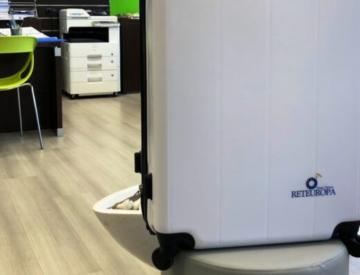 Valigia bianca Reteuropa Viaggi e Turismo, accessorio da viaggio essenziale per esplorare il mondo con stile e comfort.