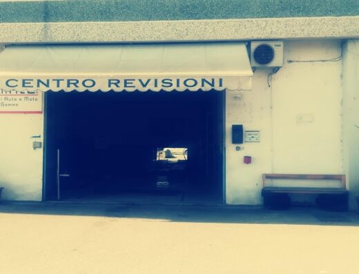 Ingresso del Centro Revisioni a Terni, specializzato in revisioni auto e moto. Servizio gomme e manutenzione visibile dall'esterno dell'officina.