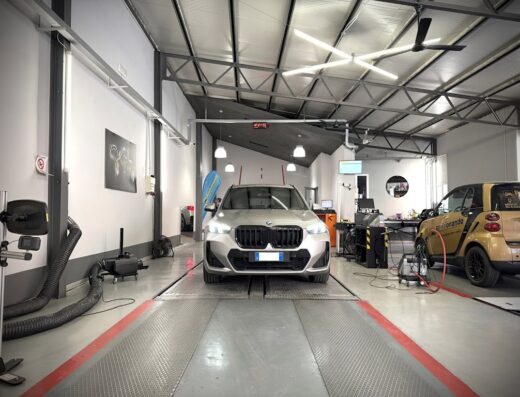 Auto e moto in revisione presso il centro Revisionando, con attrezzature moderne per il controllo veicoli e la sicurezza stradale.