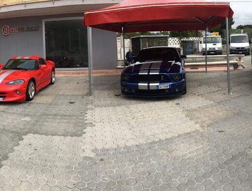 Officina Jolly Taranto: auto sportive in esposizione, Corvette, Dodge Viper, Mustang Shelby e Hummer H2 per revisione e collaudo.