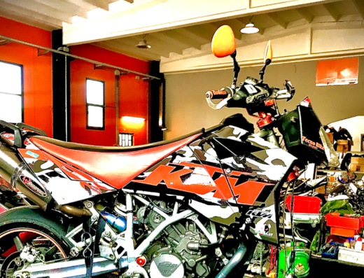 Moto KTM Adventure nel garage di TecnoBike di Daniele Gonnella, pronta per la revisione. Accessori moto e ricambi visibili.