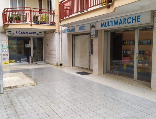 Foto della facciata del negozio di ricambi auto Domenico Conticchio, con insegne "Ricambi Auto" e "Multimarche" ben visibili.