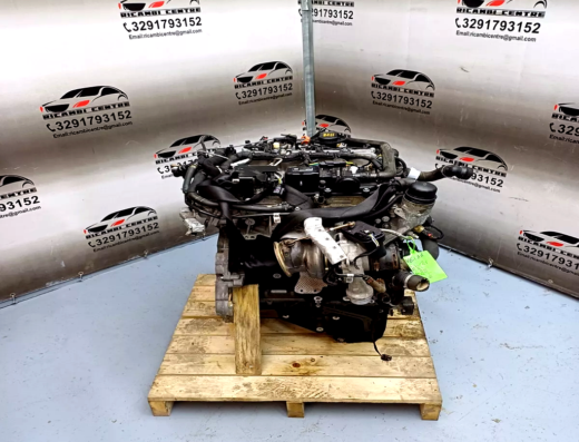 Motore completo di autovettura su bancale in legno presso Ricambi Centre Cornedo Vicentino, specialista in ricambi auto e accessori per auto