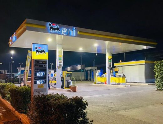 Immagine notturna della stazione di servizio Eni Ricchi Snc con prezzi del carburante visualizzati, autolavaggio e centro gomme visibili.
