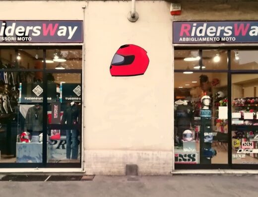 Ridersway negozio di accessori moto e abbigliamento moto, con vetrine che espongono caschi, giacche e altri accessori per motociclisti.