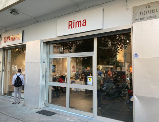 Ingresso del negozio Rima s.r.l. Yamaha a Napoli con esposizione di moto e accessori visibili attraverso le vetrine.