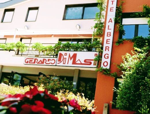 Foto dell'esterno del Ristorante Bike Hotel Gerardo Di Masi, ideale per motociclisti in viaggio, con servizi dedicati e accoglienza calorosa.