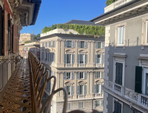 Vista da un balcone a Riva Superior, con edifici storici e dettagli architettonici. Un'immagine suggestiva della zona.