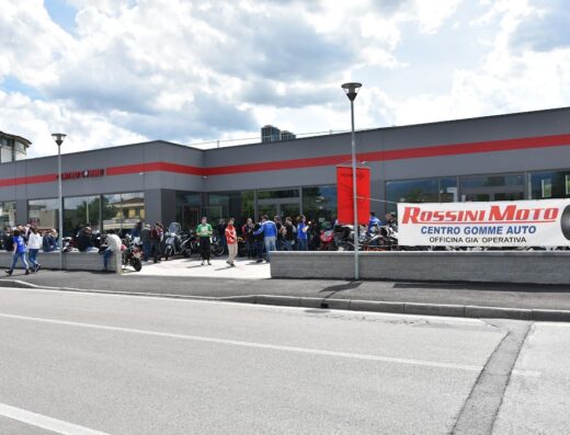 Rossini Moto: Assistenza, vendita moto, scooter e minicar, centro gomme auto. Persone davanti al negozio di moto.