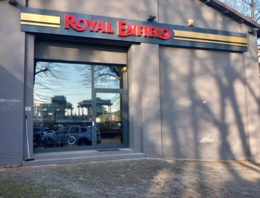 Royal Enfield Cremona: vista esterna del negozio con insegna rossa. Servizi e accessori per motociclisti e appassionati Royal Enfield.