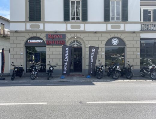 Royal Enfield Lucca: concessionario di moto Royal Enfield con diverse motociclette esposte davanti all'entrata.