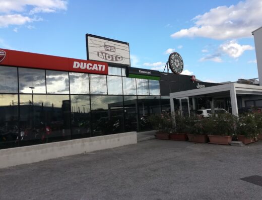 Concessionaria RS Moto Srl con vetrine Ducati e Kawasaki, rivenditore autorizzato moto e accessori, officina riparazioni e vendita ricambi originali.