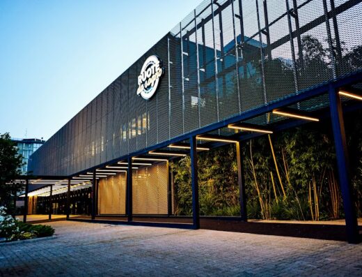 Esterno di Ruote da Sogno, rivenditore di moto d'epoca e moderne, con esposizione e vendita di accessori per motociclisti, abbigliamento tecnico e lifestyle.