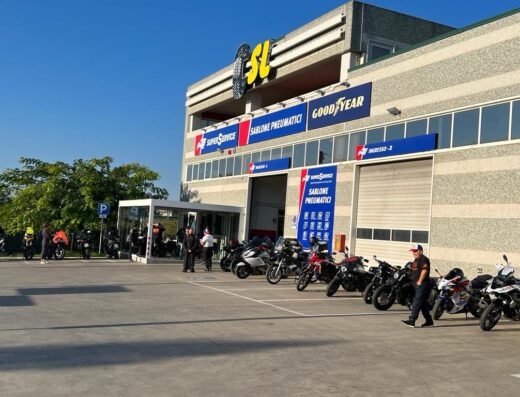 Ampio parcheggio antistante l'officina Sablone Pneumatici con diverse moto parcheggiate, in attesa di assistenza e cambio gomme.