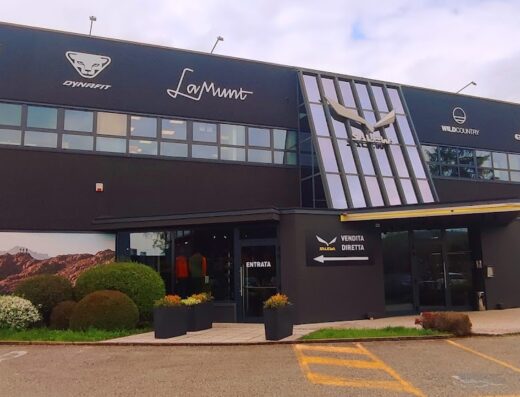 Salewa Outlet Montebelluna: vista esterna del negozio con insegne di Salewa, Dynafit, LaMunt, Wild Country, Evolv e Pomoca. Entrata con indicazione 'Vendita Diretta'.