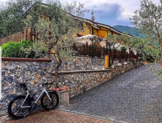 Affittacamere Salvia e Rosmarino in Liguria: bicicletta Canyon appoggiata al muro di pietra, ideale per cicloturismo e vacanze attive.