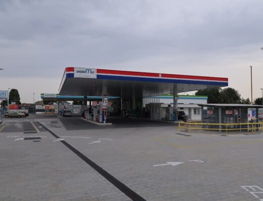 Stazione di servizio SassoMet a Sassomet Village con pompe di benzina, GPL e metano, ideale per motociclisti in viaggio