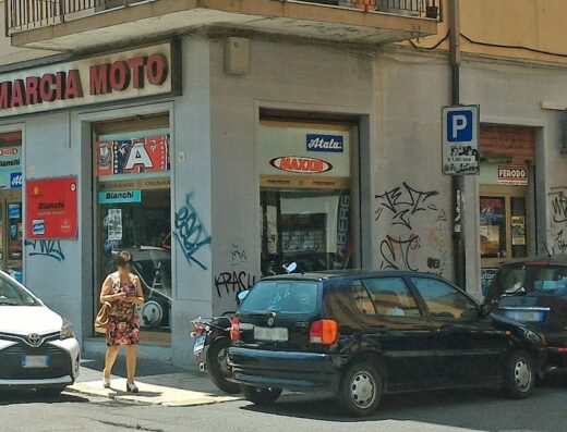 Scamarcia Moto, negozio di accessori e ricambi moto a Leonardo, con esposizione di marchi come Bianchi, Atala, Maxxis e Colnago. Servizi per motociclisti e vendita di moto.