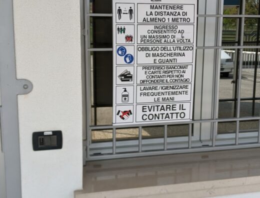 Avviso Scarpa Spaccio: Mantenere la distanza di almeno 1 metro, ingresso consentito ad un massimo di 4 persone alla volta, obbligo dell'utilizzo di mascherina e guanti, preferire bancomat e carte, lavare frequentemente le mani, evitare il contatto.
