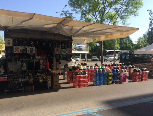 Negozio mobile di accessori per moto con caschi, abbigliamento e articoli da viaggio in vendita. Accessori e merchandising per motociclisti.