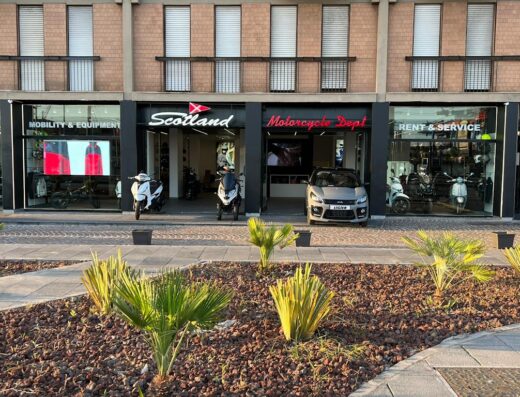 Negozio Scotland a Napoli Reggia: concessionaria moto con esposizione di scooter, vendita accessori, abbigliamento moto e servizio di noleggio.